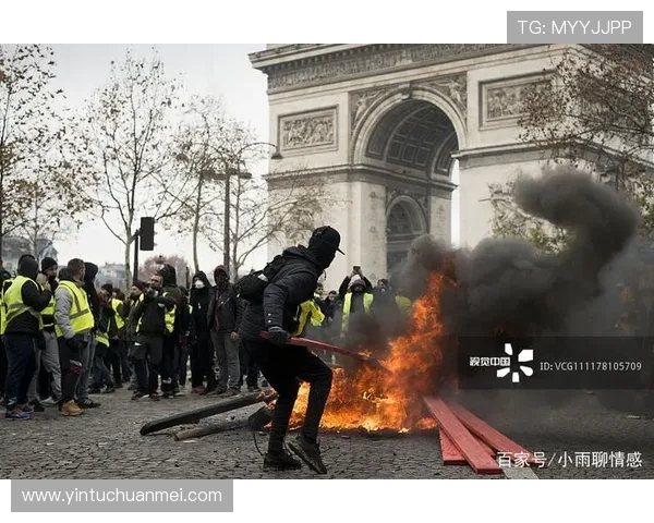 巴黎街头爆发大规模骚乱 驾车冲撞人群致2死500余人被捕